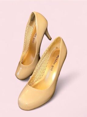 Glam Madden Girl Beige & Gold Patent Leather Round Toe 3” Heels Women’s Size 6